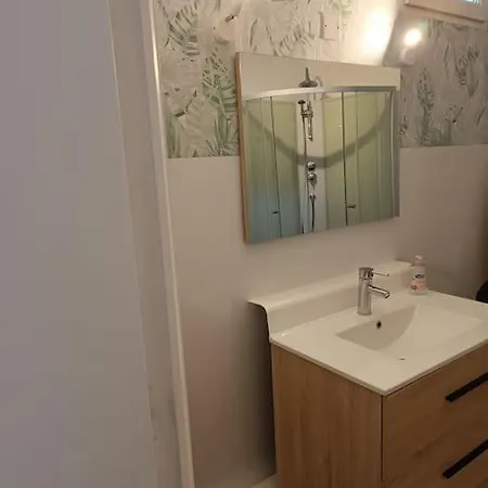아파트 La Petite Maison Du Bonheur 이포르